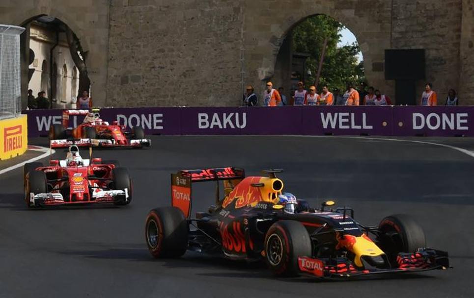 Ricciardo davanti alle Ferrari nelle prime fasi. Afp